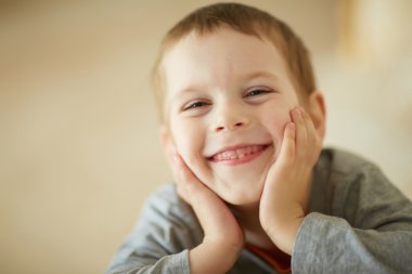 gülümseyen güzel çocuk