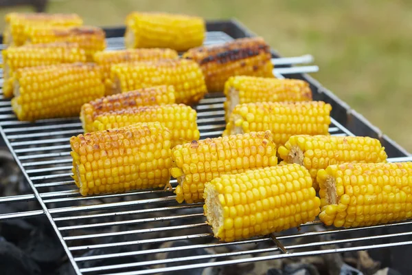 Oren van maïs op de barbecue — Stockfoto