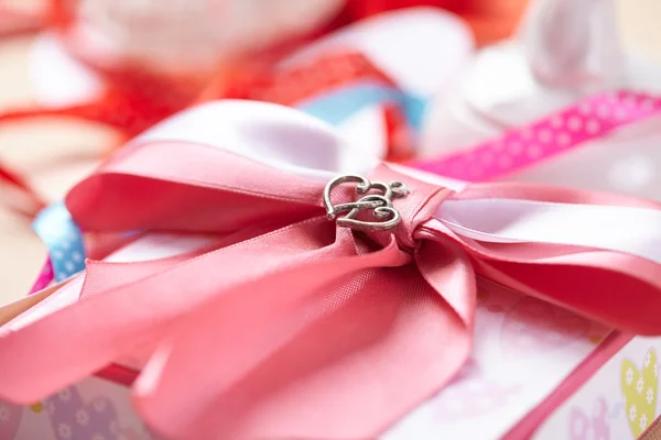 Hermoso arco rosa y corazones pareja — Foto de Stock