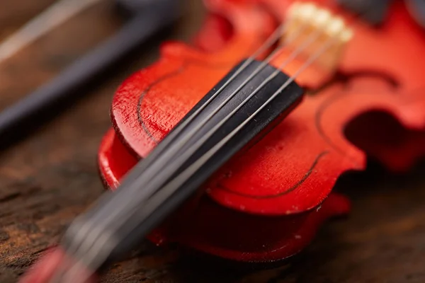 Βιολί σε φόντο ξύλινη — Φωτογραφία Αρχείου