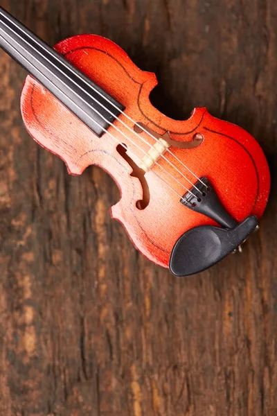 Violino em um fundo de madeira — Fotografia de Stock