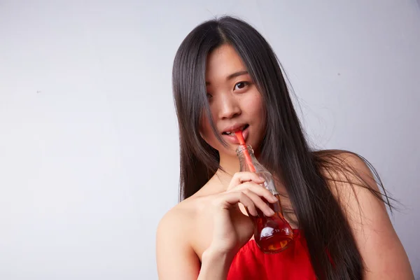 Chinese vrouw drinken van koolzuurhoudende drank met een rietje — Stockfoto