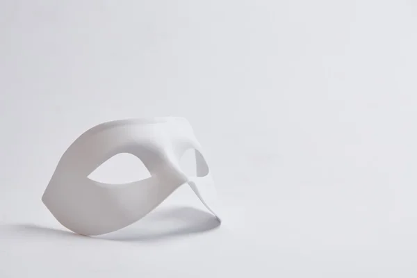 Witte Venetiaanse masker op een witte achtergrond — Stockfoto