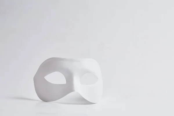 Белая венецианская маска на белом фоне — стоковое фото