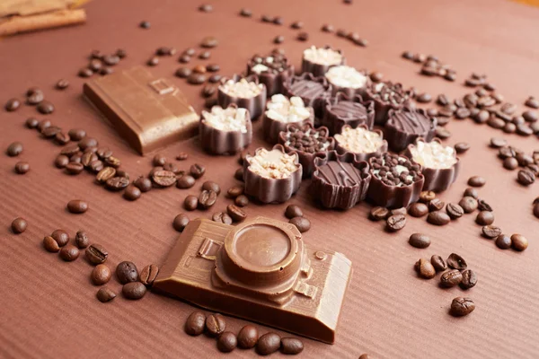 초콜릿 캔디와 커피 원두 — 스톡 사진