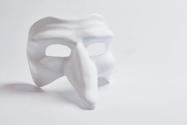 Witte Venetiaanse masker op een witte achtergrond — Stockfoto