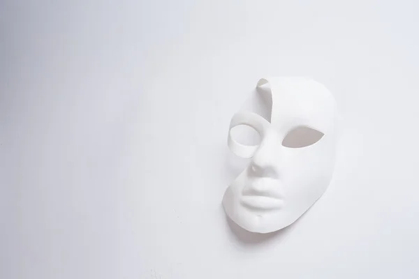 Weiße venezianische Maske auf weißem Hintergrund — Stockfoto