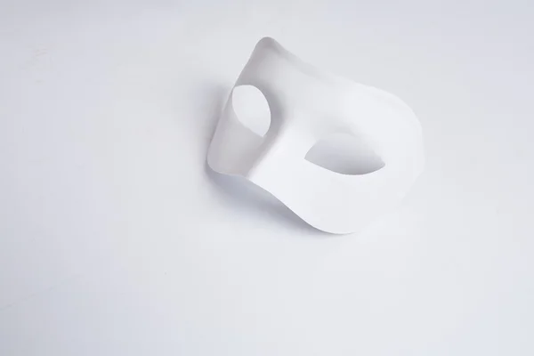 Máscara branca veneziana sobre um fundo branco — Fotografia de Stock
