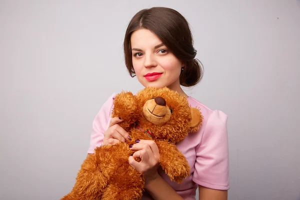 곰 인형을 갖고 있는 젊은 여자 — 스톡 사진