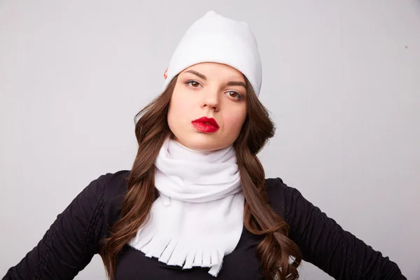 흰 모자와 스카프에 여자의 초상화 — 스톡 사진