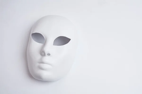 Witte Venetiaanse masker op een witte achtergrond — Stockfoto