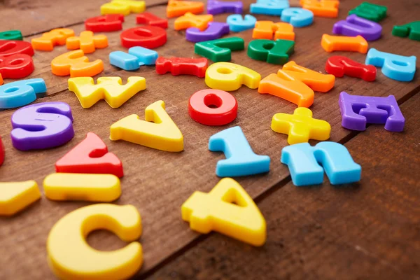 Letras magnéticas na mesa de madeira — Fotografia de Stock