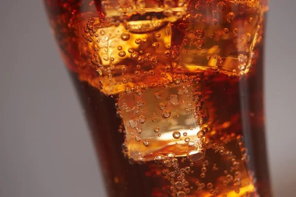 Whisky com cola com closeup de gelo — Fotografia de Stock