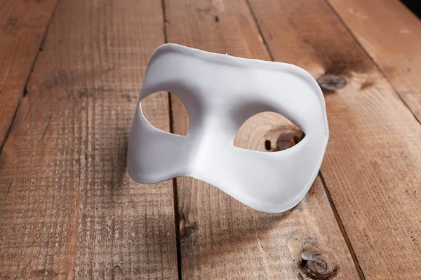 Maska wenecka biała na stole — Zdjęcie stockowe