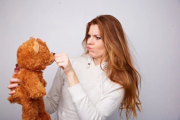 Mulher ruiva com um ursinho de pelúcia — Fotografia de Stock