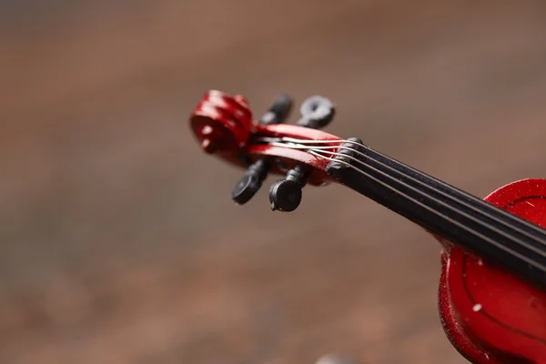 Violino em um fundo de madeira — Fotografia de Stock