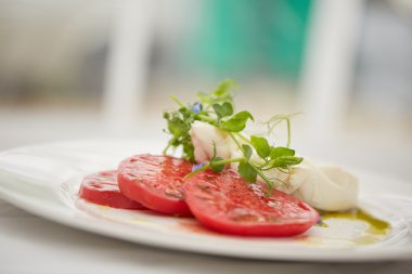 meze domates ve peynir ile