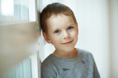 portret gülümseyen güzel çocuk