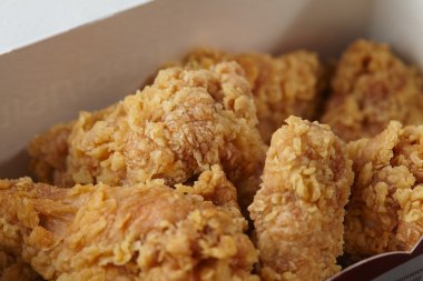 kızarmış tavuk budu derin