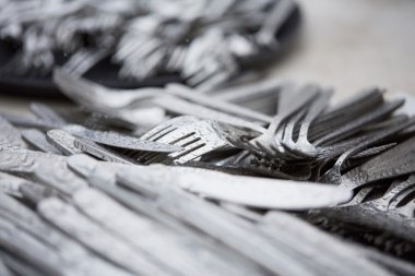 yıkanmış temiz mutfak eşyaları bıçak ve çatal