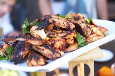 ızgara tavuk kanatları açık