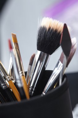 Gri bir arka plan üzerinde profesyonel makyaj fırçaları