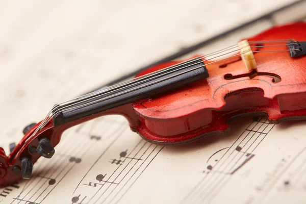 Violino em notas fundo — Fotografia de Stock