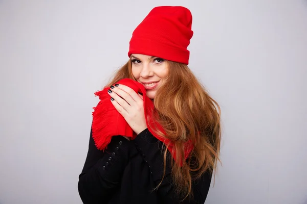 Menina de cabelos vermelhos em um chapéu vermelho sorrindo — Fotografia de Stock