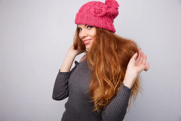 Vrouw in een roze hoed — Stockfoto