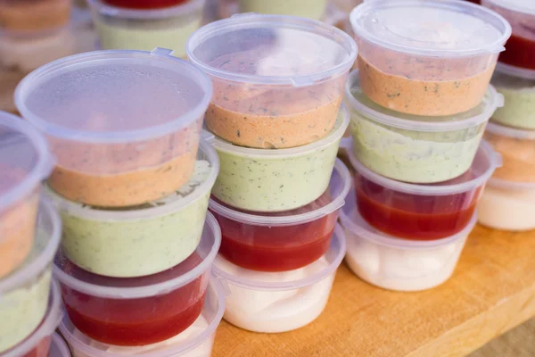 Petri con colonias de bacterias — Foto de stock © fotofermer #9005733