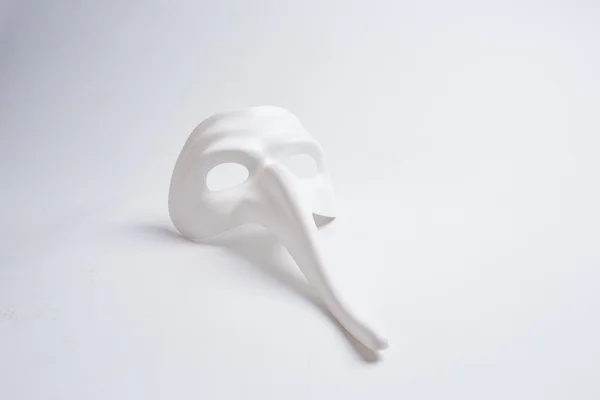Maska wenecka biały na białym tle — Zdjęcie stockowe
