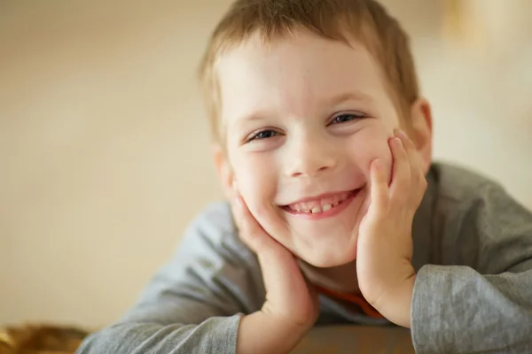 Portret van mooie jongen lachend — Stockfoto