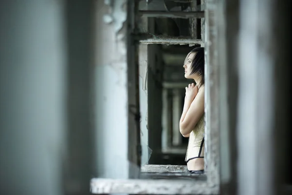 Chica en un corsé cerca de la ventana — Foto de Stock