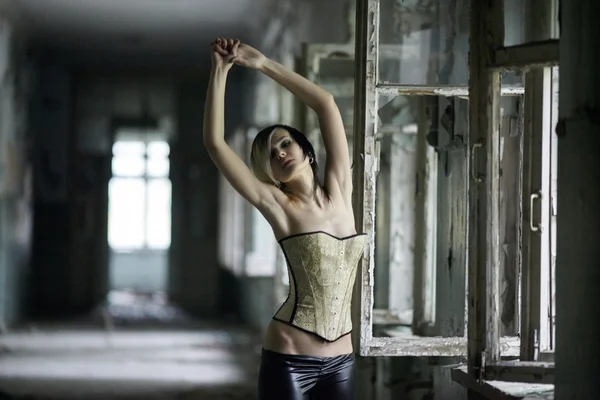 Girl with piercings in a corset in the corridors — Stock Photo, Image