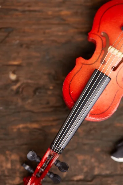 Violino em um fundo de madeira — Fotografia de Stock