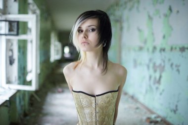 Korse koridorda piercing kızla