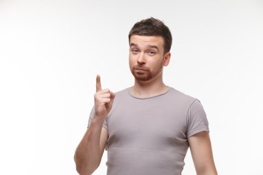 Genç adam düşünüyor.