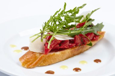 Beyaz tabakta lezzetli bruschetta 