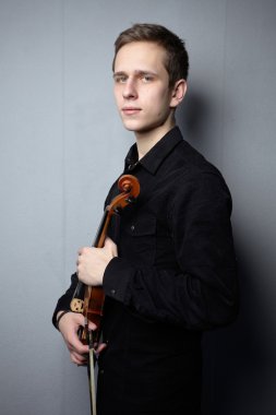 Keman ile genç adam