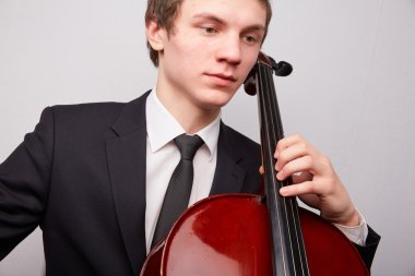 Genç adam oyun çello