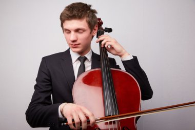 Genç adam oyun çello