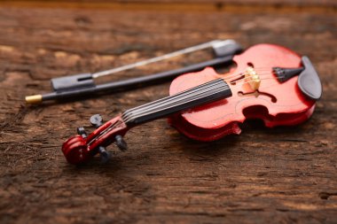 Keman ahşap tahta üzerinde