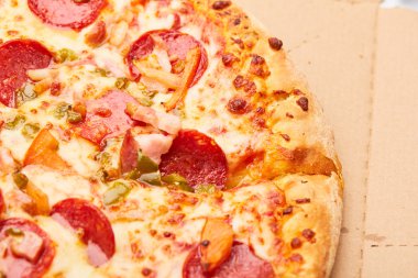 Biberli sosis ile lezzetli pizza 