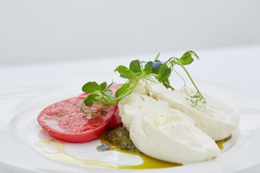 meze domates ve peynir ile