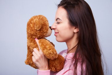 Oyuncak ayı ile esmer kadın 