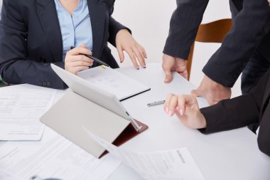 Tablet pc ile çalışan üç iş adamları