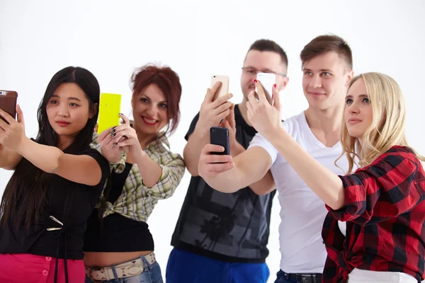 Groupe de jeunes avec téléphone — Photo