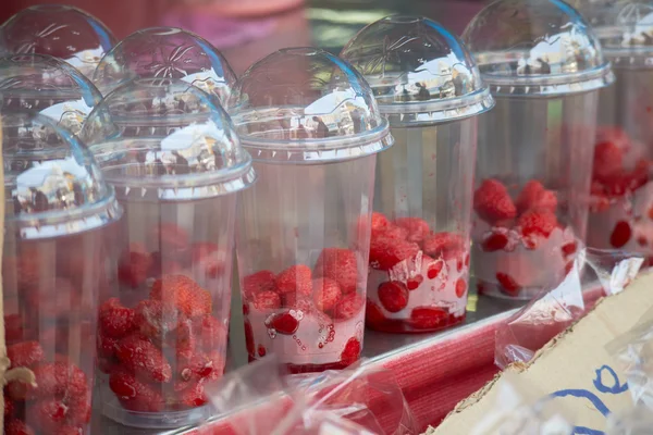 시장에서 판매를 위한 딸기 — 스톡 사진