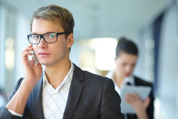 Empresaria con tablet y hombre de negocios con teléfono — Foto de Stock