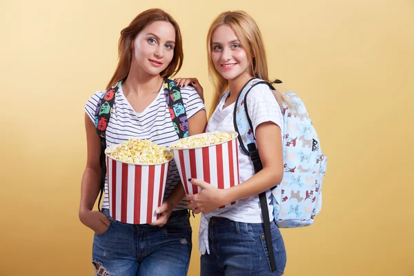 Deux filles gaies mangent du pop-corn — Photo